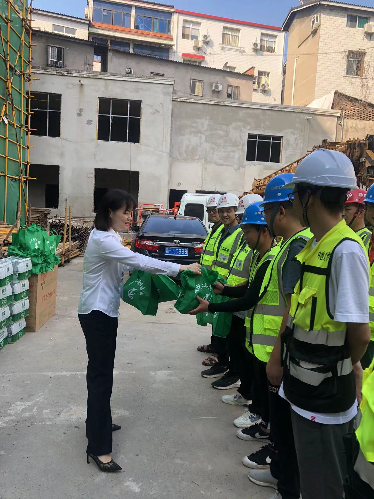 城投工會(huì)送清涼2.jpg